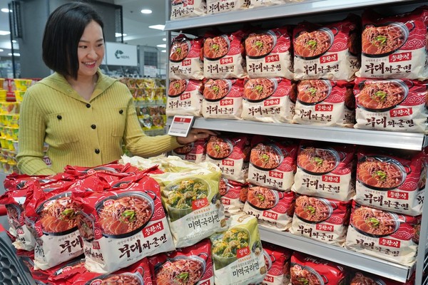 하림 신제품 송탄식 부대짜글면 출시했다/사진=롯데마트