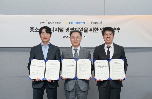 농협은행은 지난 30일 용산구 삼일회계법인 본사에서 삼일회계법인 및 핑거와 '중소기업의 경영지원 및 금융 접근성 강화를 위한 업무협약'을 체결했다. (왼쪽부터)삼일회계법인 이승호 금융부문대표, 농협은행 엄을용 기업금융부문 부행장, 핑거 안인주 대표이사/사진=NH농협은행