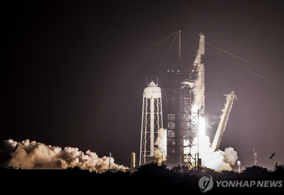 지난 4월 군 정찰위성 4호기 탑재 우주발사체 '팰컨9'이 미국서 발사되는 모습/사진=EPA연합뉴스