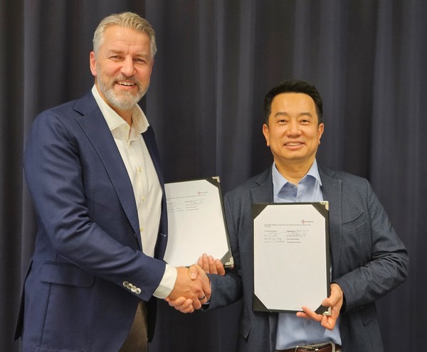 파트너십 체결식에서 기념사진 촬영을 하고있는 정혁성 CJ제일제당 BMS본부장(오른쪽)과 프레드릭 베리에고르 BIQ머티리얼즈 회장/사진=CJ제일제당