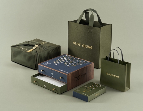 CJ올리브영이 제공한 각 회원 정상 공식 선물 및 정부 대표단 등 기념품/사진=CJ올리브영