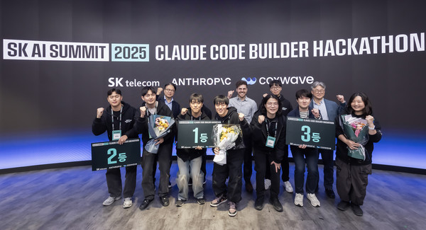 해커톤에서 3시간의 짧은 시간 제한에도 시연 가능한 수준의 높은 결과물을 선보인 참가자들이 수상 후 이를 기념하는 모습/사진=SK텔레콤