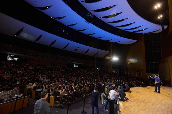 3일 서울 강남구 코엑스에서 열린 ‘SK AI Summit(서밋) 2025’에서 청중들이 최태원 회장의 ‘AI Now & Next’를 주제로한 기조연설을 듣고 있다./사진=SK텔레콤