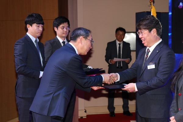 엠아이큐브솔루션 박문원 대표（오른쪽）/사진=엠아이큐브솔루션