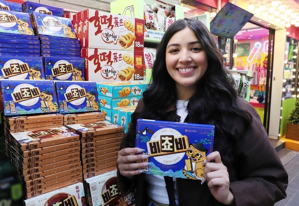 비쵸비 구매하는 외국인 관광객/사진=오리온