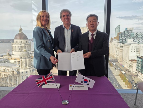 (왼쪽부터) 지난 5일 영국 리버풀 시청에서 진행된 '조력발전 분야 기술 교류 강화를 위한 합의각서(MOA)' 체결식에서 Katherine Fairclough 리버풀권역정부 CEO, Steve Rotheram 리버풀권역정부 시장, 장병훈 한국수자원공사 수자원환경부문장이 기념 사진을 찍는 모습. /사진=한국수자원공사