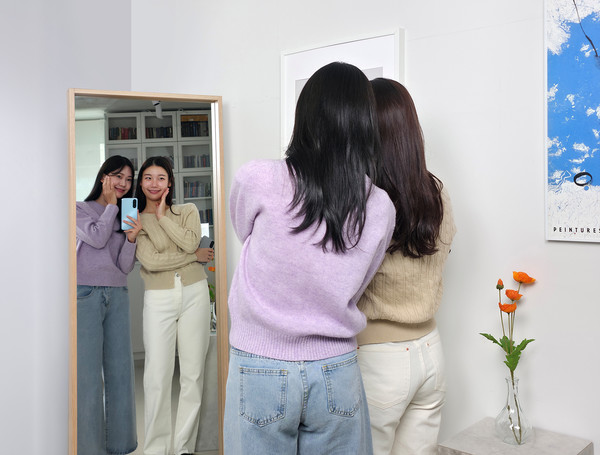 삼성전자 모델이 '갤럭시 A17 LTE'로 거울 셀피를 촬영하는 모습/사진=삼성전자