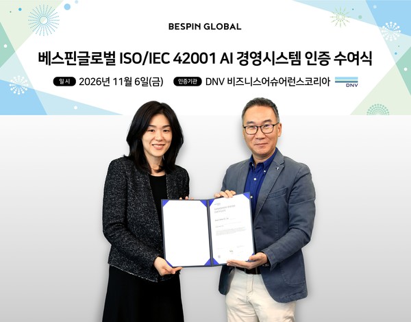 베스핀글로벌, AI 경영시스템 국제표준 'ISO/IEC 42001:2023' 인증 획득, 베스핀글로벌 코리아 허양호 대표(우)와 DNV 비즈니스어슈어런스코리아 이소영 대표(좌)/사진=베스핀글로벌
