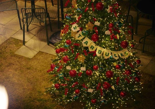 연말 인증샷 성지로 변신한 스타벅스 장충라운지R/사진=스타벅스