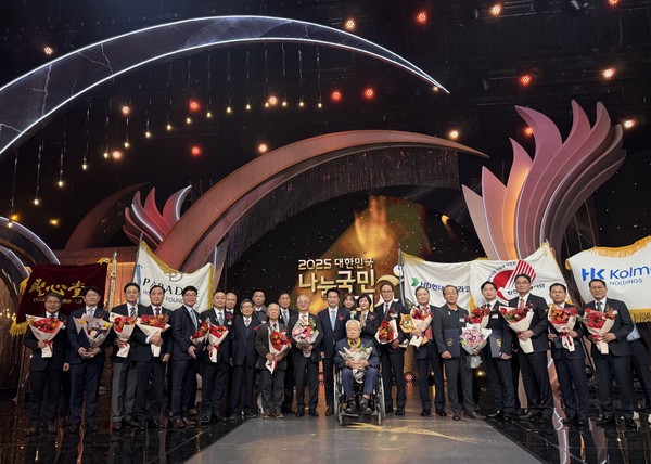 7일 서울 여의도 KBS 신관에서 열린 제14회 ‘대한민국 나눔국민대상 시상식’에서 수상자들이 단체 기념 사진을 찍는 모습. /사진=한국전력공사