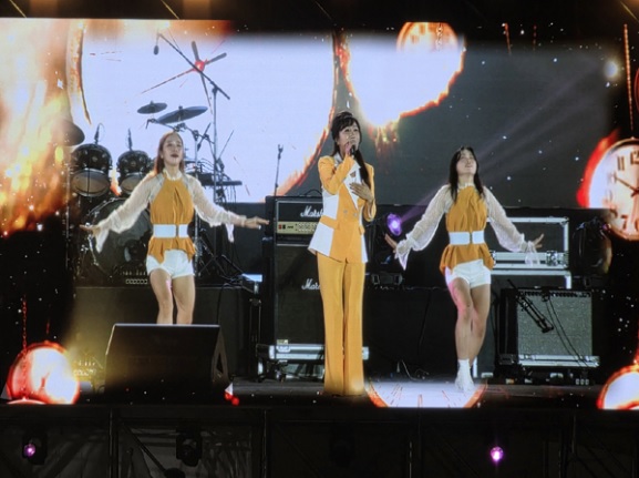 하나영 가수(십년만 돌려주세요) 노란색 옷이 화려했다.  © 최장호 기자