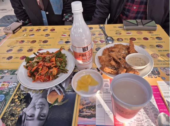 고흥 유자막걸리, 득량만에 잡힌 간재미 회, 자연산 대하튀김  © 최장호 기자