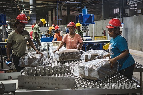 코트디부아르 내 중국 기업의 고무가공공장서 일하는 근로자들/사진=신화통신 연합뉴스