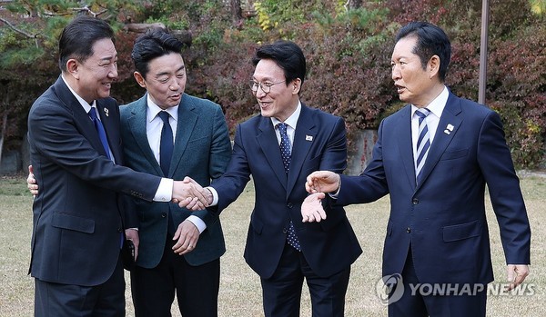 김병기 원내대표 맞이하는 김민석 총리/사진=연합뉴스