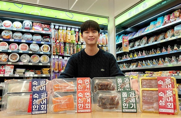 CU, 연어·광어 등 '1인용 회' 4종 출시/사진=CU