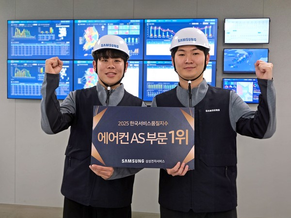 삼성전자서비스 엔지니어들이 2025...에어컨 AS 부문 1위 기념 사진 촬영을 하는모습/사진=삼성전자