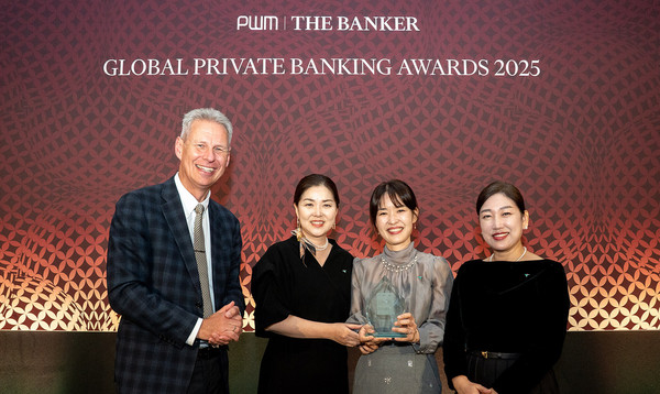 하나은행은 지난 6일(현지시각) 글로벌 금융전문매체 더 뱅커(The Banker)와 PWM(Professional Wealth Management)이 공동 주최한 '제17회 글로벌 PB 어워드'에서 '대한민국 최우수 PB은행상'을 수상했다./사진=하나은행
