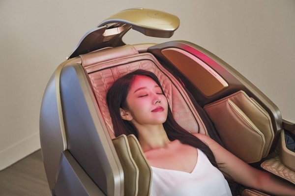 바디프랜드 에스테틱 헬스케어로봇 ‘퀀텀 뷰티캡슐’ 라이트 케어 모드를 사용하고 있다./사진=바디프랜드