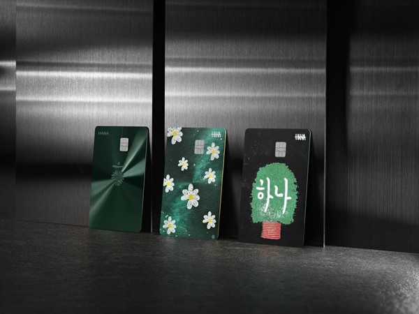 하나카드는 지드래곤이 직접 디자인한 협업 카드를 11일 선보인다/사진=하나카드
