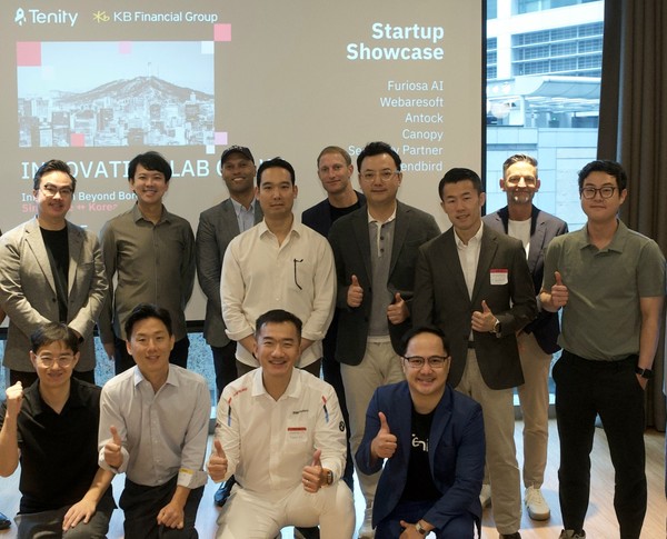 지난 10일 싱가포르 현지에서 진행된 「KB Demo Day」 행사에서 ‘KB스타터스 싱가포르’ 선발 기업과 글로벌 VC, AC, 유관기관의 관계자들이 기념촬영을 하고 있다./사진=KB금융그룹