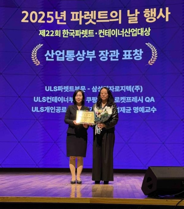 김태희 산업통상부 유통물류과장(왼쪽)과 이선민 쿠팡 로켓프레시 QA 상무/사진=쿠팡