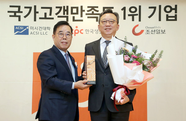 2일 서울 중구 소재 롯데호텔에서 진행된 ‘2025 국가고객만족도(NCSI: National Customer Satisfaction Index)’ 시상식에서 은행 부문 9년 연속 1위를 수상하고 정상혁 신한은행장(오른쪽) 및 박성중 한국생산성본부 회장이 기념 촬영하는 모습/사진=신한은행
