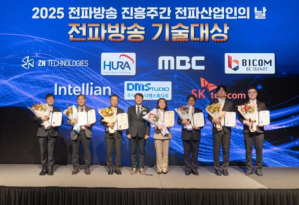 최우혁 과학기술정보통신부 네트워크정책실장(왼쪽에서 네 번째)과 전파방송 기술대상 수상자들이 기념 촬영을 하는 모습(사진 맨 오른쪽이 류탁기 SKT 인프라기술본부장)/사진=SK텔레콤
