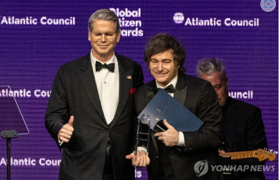 ​베선트 미국 재무장관(왼쪽)과 밀레이 아르헨티나 대통령/사진=AP연합뉴스