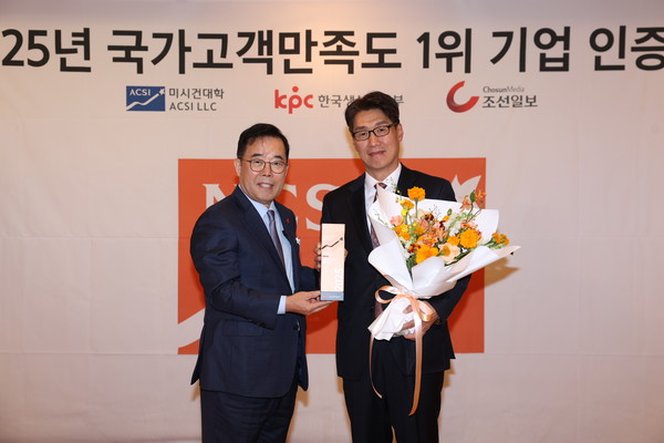 지난 12일 서울 중구 롯데호텔 서울에서 진행된 ‘2025 국가고객만족도(NCSI)’ 시상식에서 최승영 한화생명금융서비스 대표이사(오른쪽)와 박성중 한국생산성본부 회장이 기념 촬영을 하고 있다./사진=한화생명