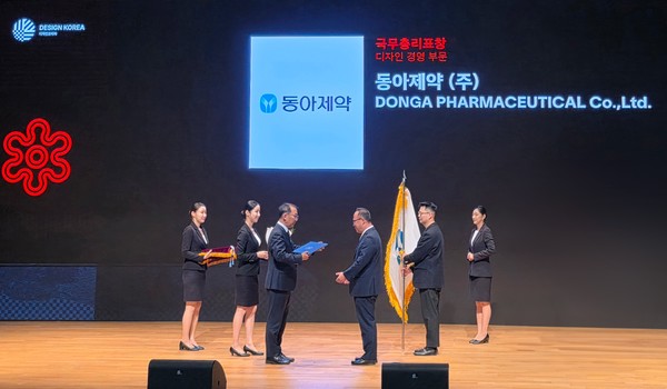 백상환 동아제약 대표이사 사장(왼쪽에서 네 번째)이 지난 12일 서울 코엑스에서 열린 ‘제27회 대한민국 디자인대상’에서 디자인경영 부문 ‘국무총리 표창’을 수상하고 있다./사진=동아제약