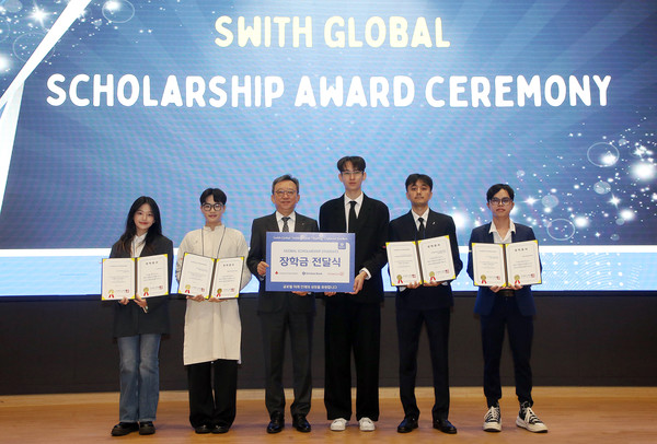13일 서울 중구 소재 신한은행 본점에서 진행된 ‘2025 Swith Global CSR 프로젝트’ 행사에서 정상혁 신한은행장(왼쪽 세번째)이 외국인 장학생들과 기념촬영하는 모습/사진=신한은행
