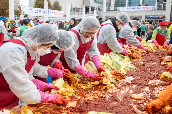 지난 12일 한국가스공사에서 진행한 ‘사랑의 김장 나눔’ 행사에서 김장김치 제작이 진행되는 모습. /사진=한국가스공사