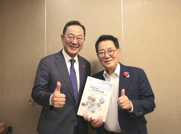 명현관 해남군수(왼쪽)와 박지원 국회의원(오른쪽) (사진제공=해남군)