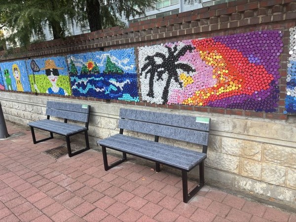 신세계백화점이 폐 유니폼을 활용해 만든 리뉴 벤치/사진=신세계백화점