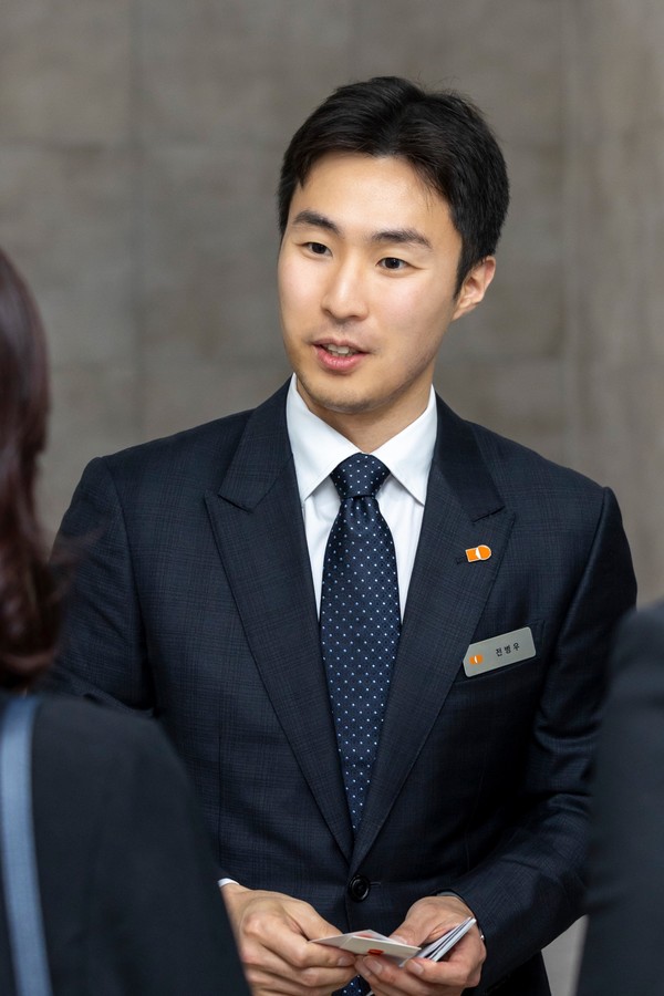 전병우 삼양식품 전무가 지난 6월 밀양 제2공장 준공식에서 해외 바이어들을 만나고 있다./사진=삼양식품