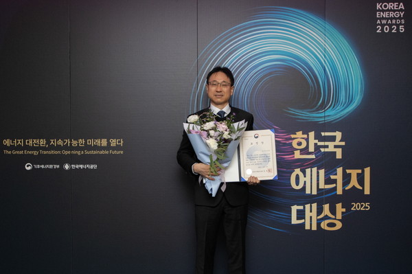 17일 서울 중구 더 플라자 호텔에서 열린 ‘2025년 한국에너지대상’에서 정택주 한국가스공사 탄소중립환경부장이 수상 기념 사진을 찍는 모습. /사진=한국가스공사