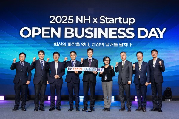 17일 콘래드서울에서 개최된 NH오픈비즈니스데이에서 권대영 금융위 부위원장(좌측 네번째)과 강태영 농협은행장(좌측 다섯번째) 및 스타트업 대표와 행사 관계자들이 기념촬영을 하고 있다./사진=NH농협은행