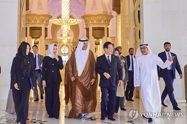 李대통령,UAE 현충원 추모...그랜드모스크 초대 대통령 영묘찾아/사진=연합뉴스