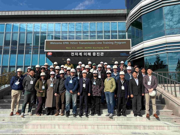 지난 11일 한국전력공사 고창전력시험센터에 방문한 미국 전력사 관계자들이 ‘765kV 기술 교육 워크숍’ 기념 사진을 찍는 모습. 사진=한국전력공사 제공