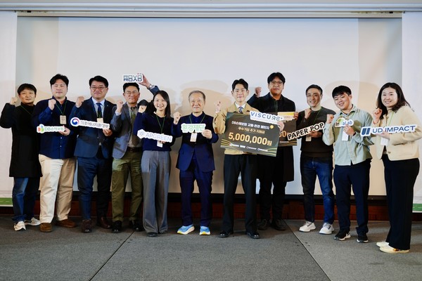 지난 17일 서울시 강남구 그랜드인터컨티넨탈 서울 파르나스에서 'DB손해보험 교통환경챌린지 7기' 참가자들 및 관계자들이 행사를 실시하고 기념촬영을 하고있다./사진=DB손해보험