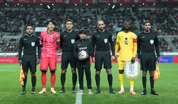 이날 경기 시작에 앞서 아프가니스탄 출신 '매치볼 키드' 마시(Masih)가 양 팀 주장 및 심판진과 함께 기념촬영을 하고 있다./사진=하나은행