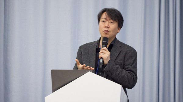 김태윤 SK텔레콤 파운데이션 모델 담당이 개발 중인 AI 모델을 주제로 발표하고 있다./사진=SK텔레콤