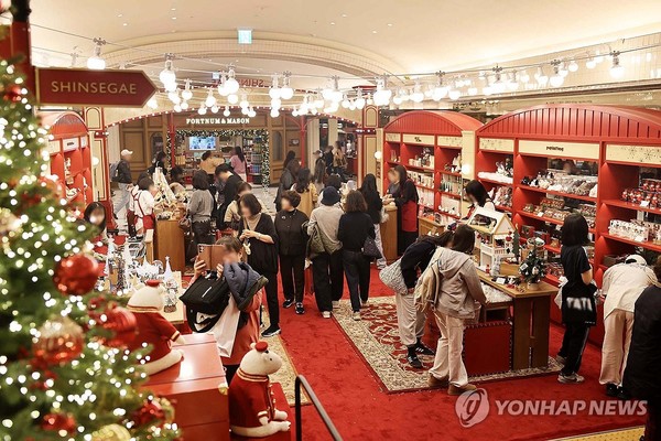 신세계백화점, 크리스마스 마켓 '신세계 원더랜드' 선봬/사진=연합뉴스