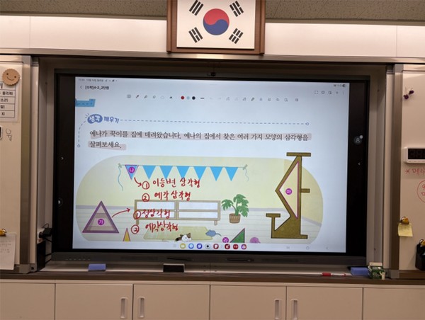 ‘갤럭시 탭 S11 시리즈’의 화면을 미러링해 수업을 진행하는 모습/사진=삼성전자