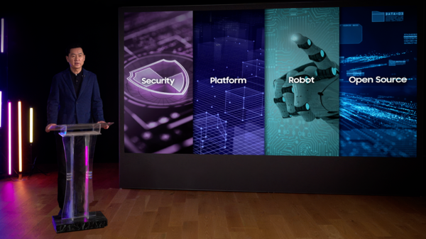 20일 진행된 '삼성 테크 콘퍼런스 2025'에서 삼성전자 DX부문 최고기술책임자(CTO) 겸 삼성리서치장 전경훈 사장이 환영사를 하고 있다./사진=삼성전자