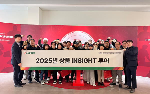 세븐일레븐은 지난 20일 ‘제3회 상품 인사이트 투어’를 열고 전국 20여명의 경영주들과 함께 도쿠시마 라면이 제조되는 하림산업의 익산 공장을 방문했다/사진=세븐일레븐