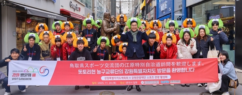 춘천 명동 방문한 돗토리현 고교 농구선수단/ 사진=강원관광재단 제공