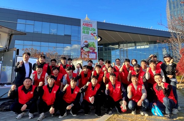 '2025 사랑의 김장나눔 축제'에 참여한 ㈜하림 임직원 30여 명이 봉사 활동에 앞서 단체 사진을 촬영하고 있다./사진=(주)하림