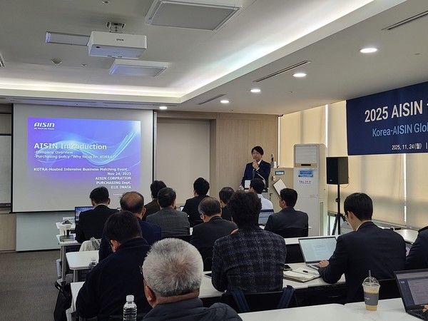 24일 대한무역투자진흥공사(KOTRA) 본사에서 열린 ‘2025 아이신 글로벌 생산거점 진출지원 상담·설명회’에서 이와타 에이지(Iwata Eiji) 아이신 본사 제3조달실 실장이 참가기업을 대상으로 발표를 진행하는 모습. /사진=대한무역투자진흥공사
