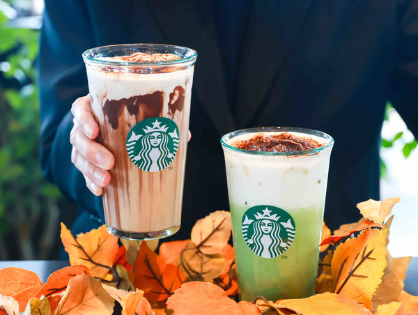 블랙 글레이즈드 라떼(좌) 및 말차 글레이즈드 티 라떼(우)/사진=스타벅스